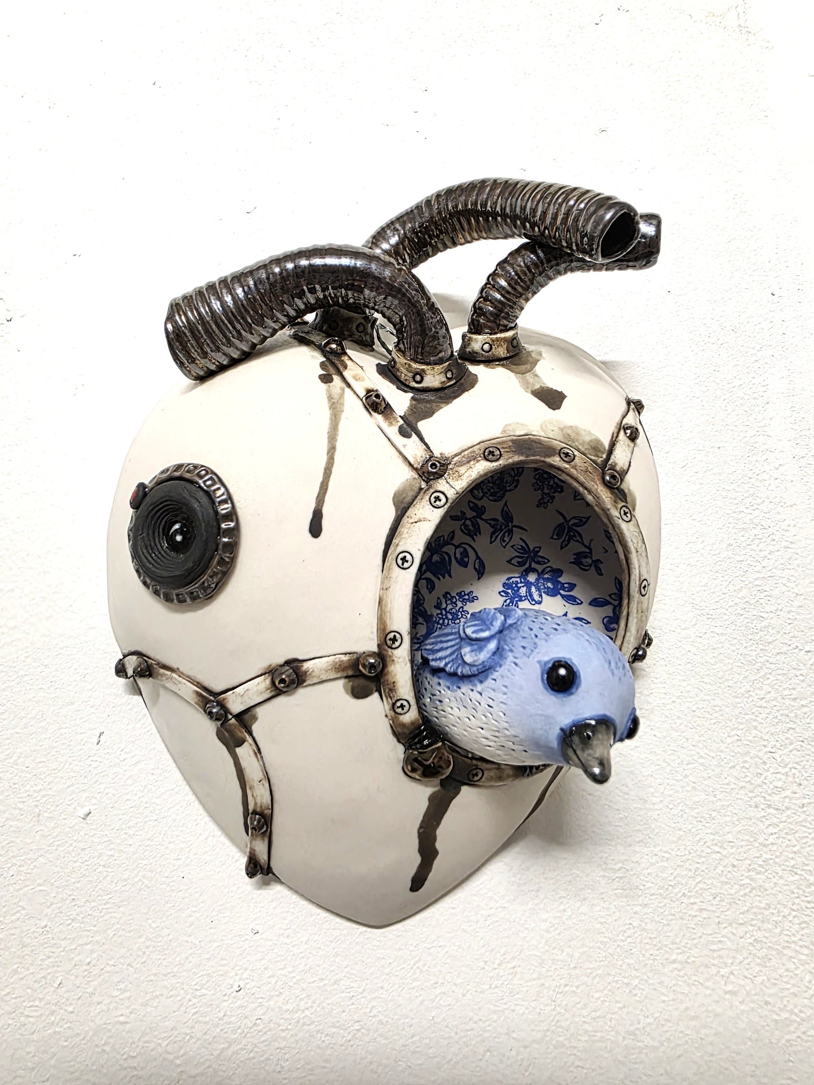 The hearts messenger (white with lens)